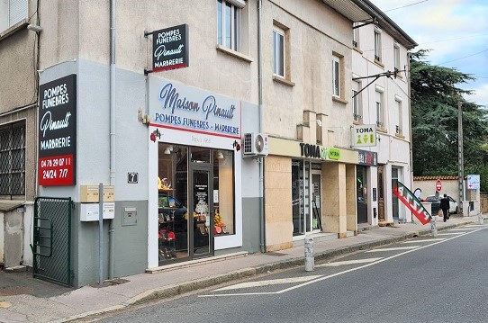 Pompes funèbres Pinault à Neuville sur Saône dans le Rhône. Vue sur le magasin depuis l'avenue Burdeau.