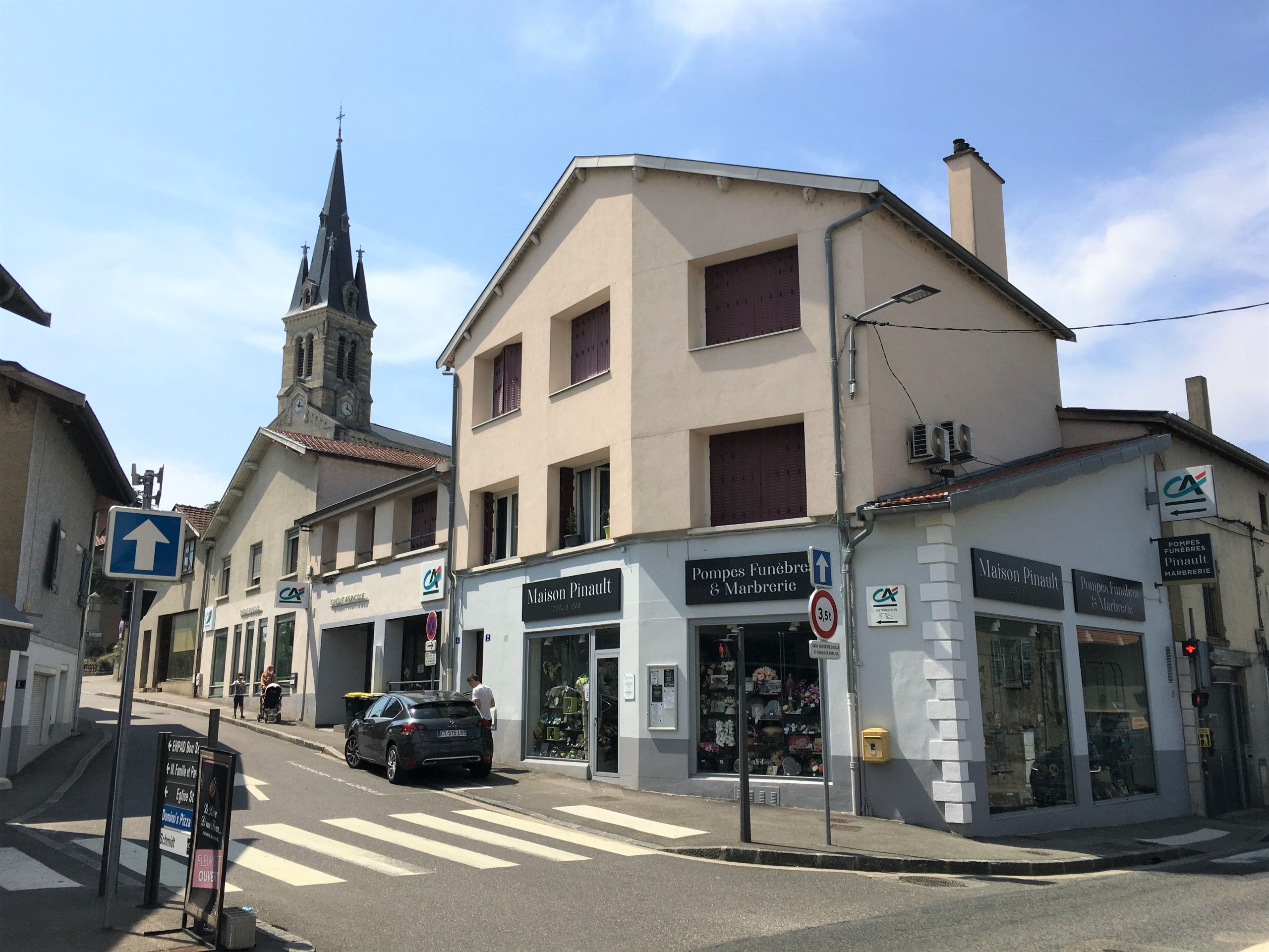 Pompes funèbres Pinault à Rillieux dans le Rhône. Vue sur le magasin depuis la route de Strasbourg.